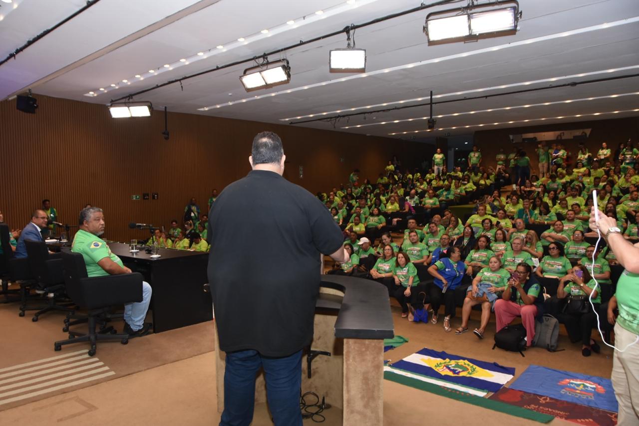 Sandrão da Saúde discursando para plenária lotada de agentes de saúde